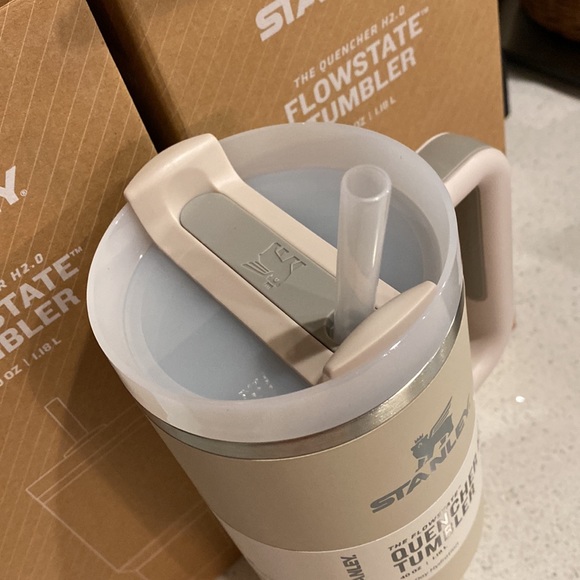 NWT 40oz Soft Matte Quencher in the color Dune - Picture 3 of 5